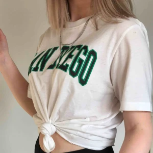  - T-shirt fr. H&M. Kan antingen mötas i Lund eller så står du som köpare för fraktkostnad ❤️