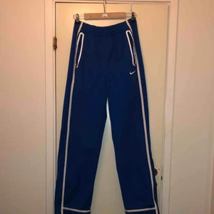  - Säljer mina fina byxor från Nike. Supersköna! Sitter tight (inte hårt eller obekvämt) över midjan & rumpan, är vida i benen.  Färgen är mest lik på sista bilden. Storlek S men passar mig som är M/L. Köpta på second hand för 300kr. 