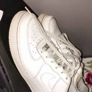  - Ett par Nike air force i fint skick. Säljer för att jag aldrig använder dom.