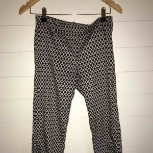  - Mönstrade byxor från H&M, skönt material, storlek 34