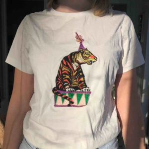  - En knappt använd vit T-shirt med snyggt broderat tryck med pärlor. Köpare står för frakt