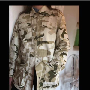  - Jacka från & Other stories. Knappt använd! Går att göra kort med dragkedja i mitten. 