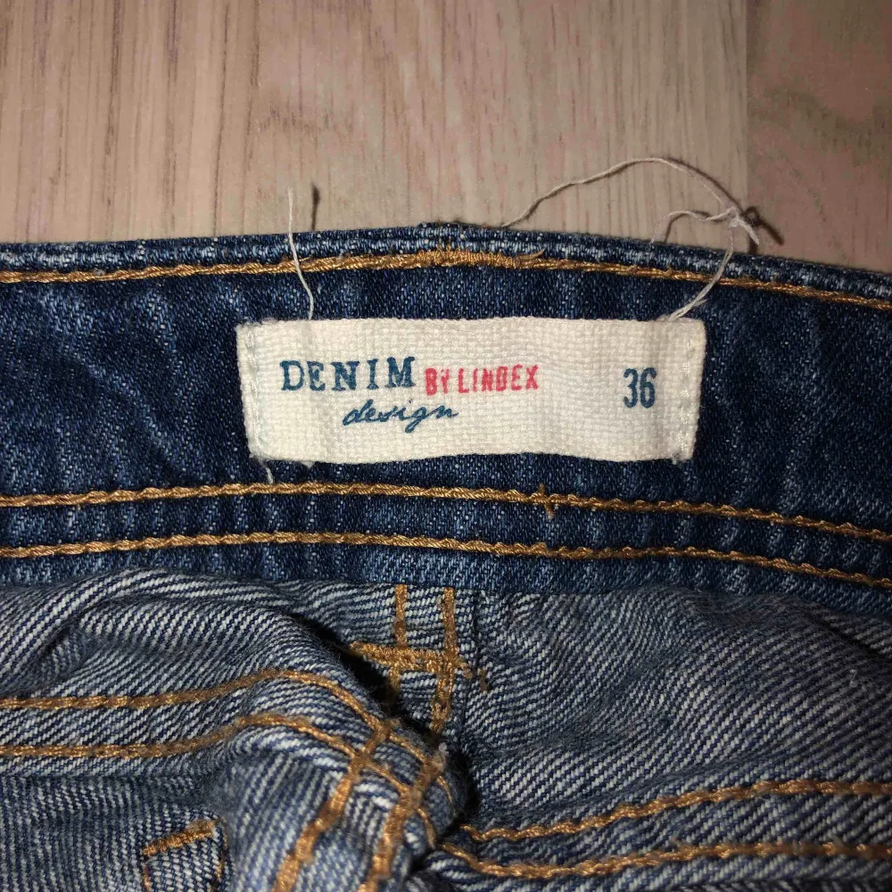 Lågmidjade jeansshorts! Fått dem av kompis och aldrig använt de pga för små! Lite slitningar där fram, säljer för 50 och köparen står för frakten . Shorts.