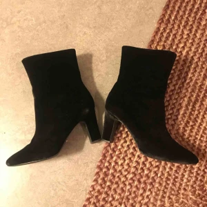  - Nya Lauren Ralph Lauren. Endast provade inomhus. Svart sammet, bekväma och nätta, stl 39.