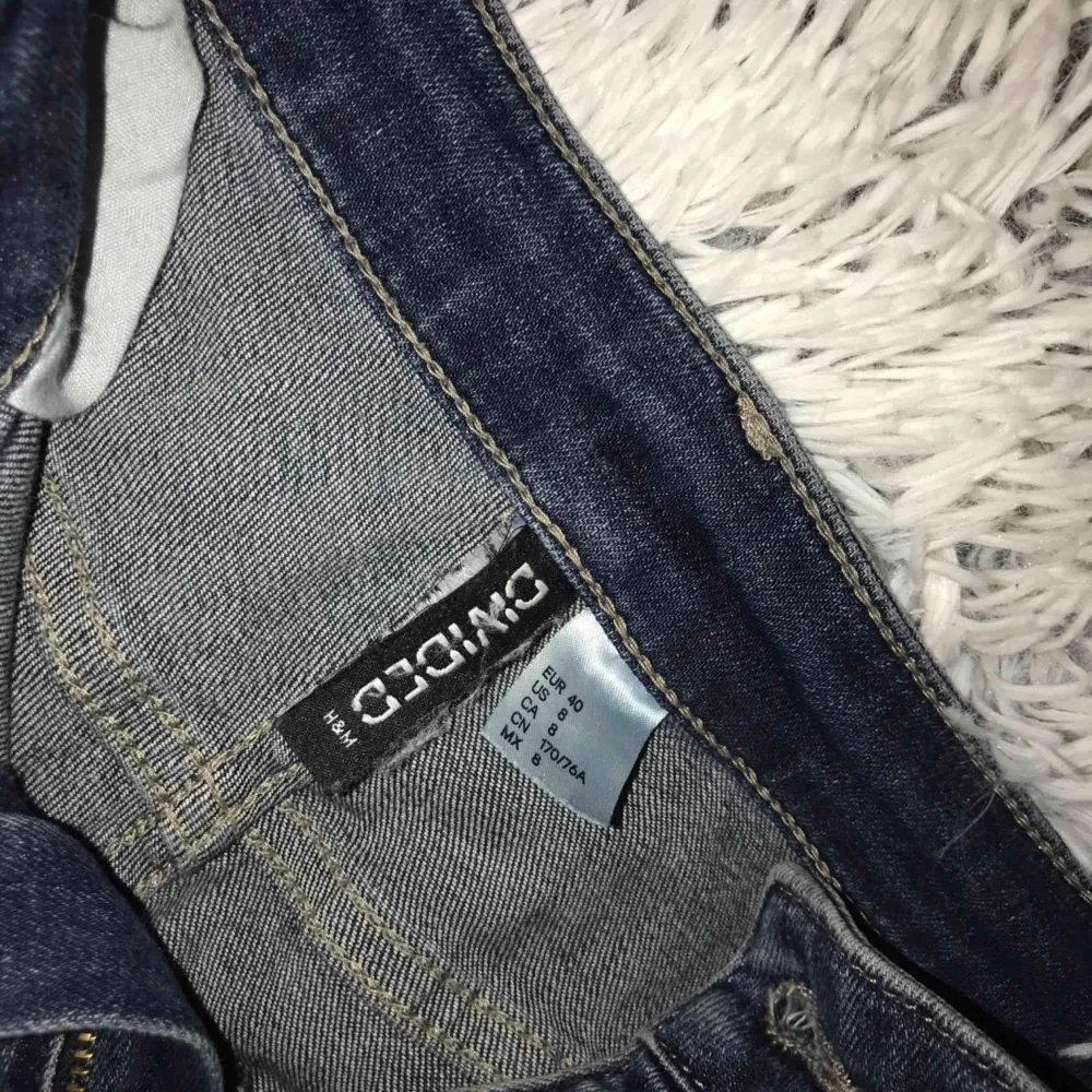 Snygga slitna jeans med slitningar ned till också🔆 100kr och köparen står för frakten🔅. Jeans & Byxor.