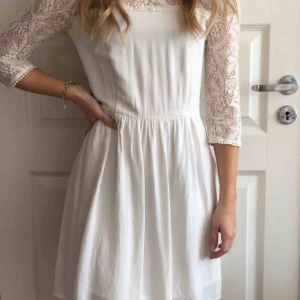 - Vit spetsklänning som passar perfekt till avslutningnar. Använd 1 gång. Köpare står för frakt!😁