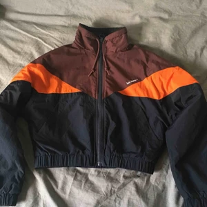  - Kort puffer jacket perfekt som vårjacka. Skitsnygg och knappt använd ✨ 