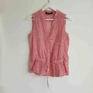  - Sommar topp från Zara. Storlek S.  Utanför Uppsala frakt tillkommer