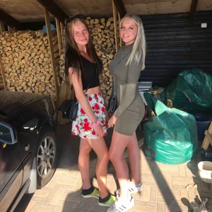  - Grön klänning, sätter sig skitfint på kroppen! Använd ett par gånger. Frakt ingår