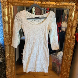  - Fin klänning. Använd ett fåtal gånger. Köparen står för frakt. Betalas via swish. Är stl XS men den är som en S. Den har en synlig fläck på baksidan men inget man tänker på. 