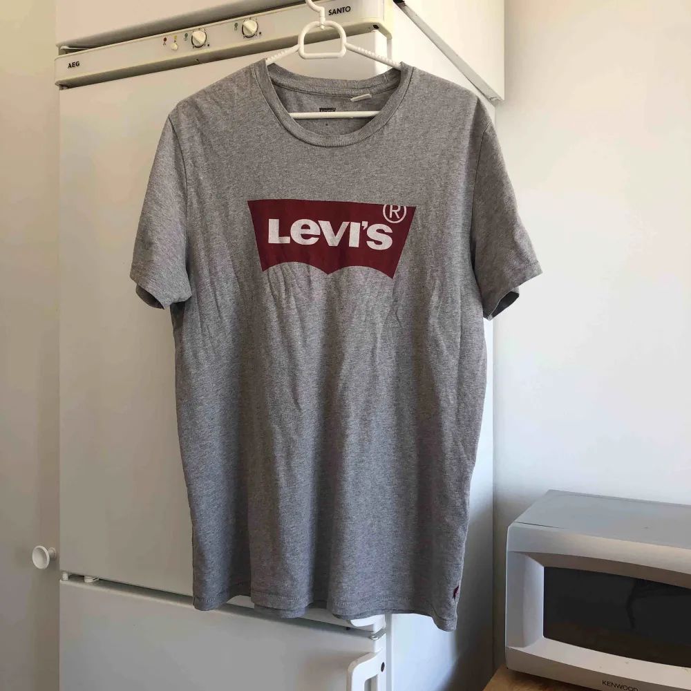 äkta levis t shirt i fint skick! kommer tyvärr inte till användning då den är lite för lång för mig som är kort. passar L också eller om man helt enkelt är lång, vill ha lite oversize S/M! . T-shirts.