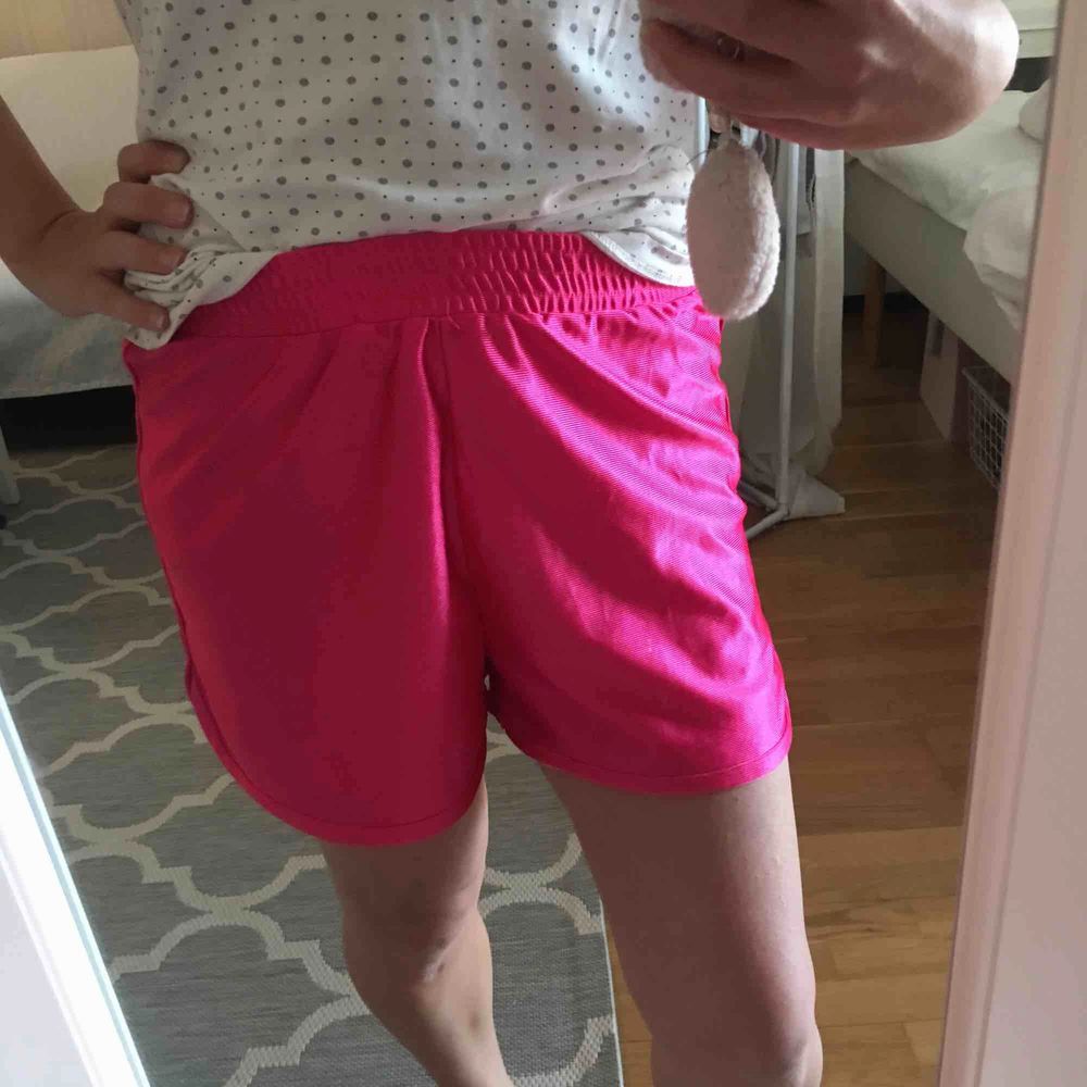 Rosa skimrande shorts. Supercool färg!. Shorts.