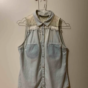 Tops - Topp i storlek s, från zara, fin skick, finns i Odenplan, kan skicka via post, 