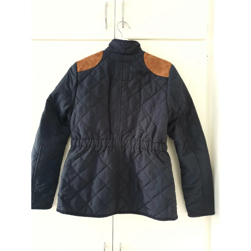 Dark Blue Lexington Jacket. Have only used it twice. Condition is new! Size S. Feel free to try it own before making any decisions :). Jackor.