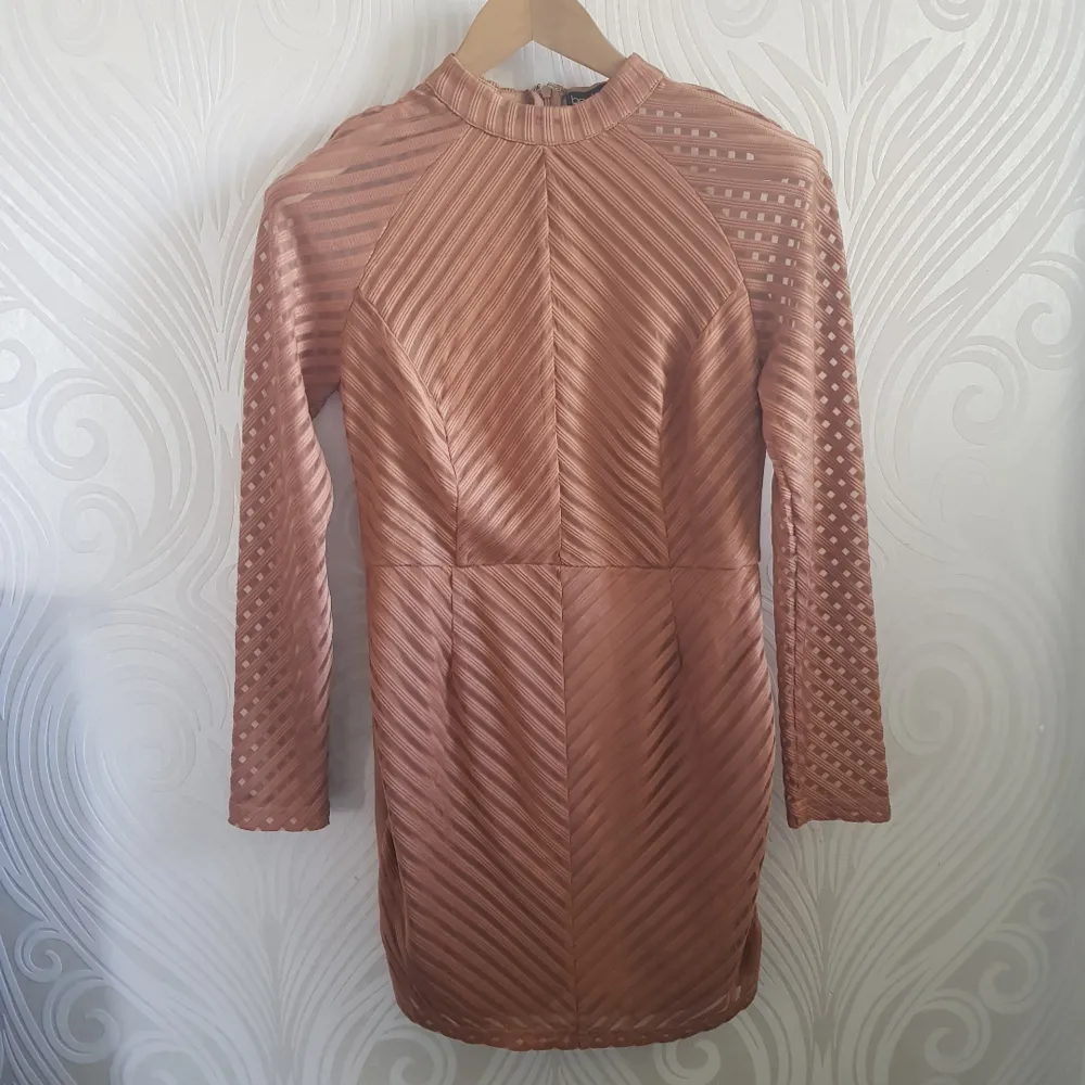 Super sexy dress, size M, in a pinky nude color. The arms are kinda see through (picture 2 and 3). Only used once! So classy 👌❤ Can meet up in Tcentralen or Täby.. Klänningar.