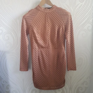  - Super sexy dress, size M, in a pinky nude color. The arms are kinda see through (picture 2 and 3). Only used once! So classy 👌❤ Can meet up in Tcentralen or Täby.