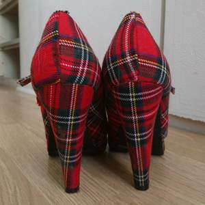 Dösnygga skor med skotskrutigt mönster och guldspänne.   Använda en gång, så I superfint snuck