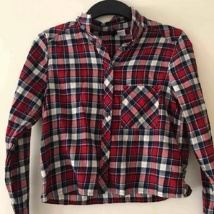  - Snygg skjorta från hm! Använd en gång, fint skick. Köparen står för frakt!