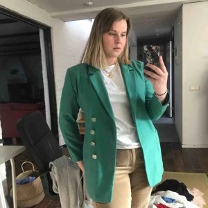  - Fin kavaj i perfekt skick. Står ej storlek men fungerar som en 38/40. Icke stretch. 60 kr ( icke inklusive frakt ) Fin färg och inga fläckar. Knappt använd.