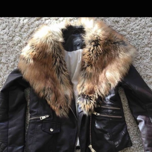 - Skinnjacka med fake päls jätte fint och varmt. 