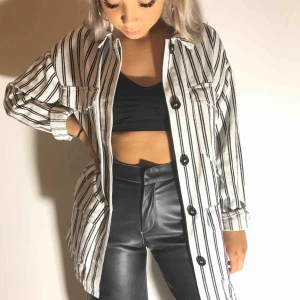  - Vit och svart randig jacka i storlek XS ifrån Monki. Nästan inte använd.