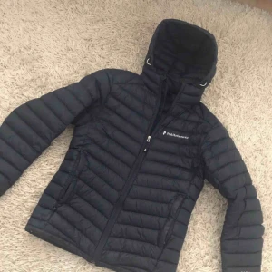  - Peak performance jacka strl S OBS HÅL I ENA FICKAN OCH NÅGRA SMÅ, BRA SKICK FÖR ATT VARA VÄLANVÄND PGA PRIS 400kr