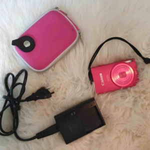  - Fin rosa kamera!✨📷 storlek 9x5,5cm tillbehör laddare och kamerafodral Minneskort inte inkluderad. Frakt - 50kr Original pris: 1-2 tusen Slut pris: 500kr Går ej att pruta!!