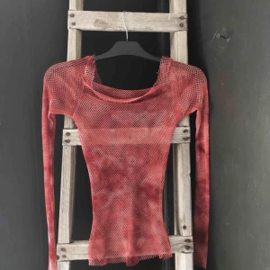  - Bli ballast på 90-tals festen med denna rosa batik nättröja!  Ganska strechig.  Fraktar eller möts upp i Växjö