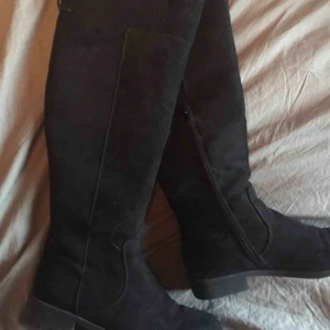  - Over knee boots, strl 38 Knappt använda, fraktar mot swish betalning och att du står för frakt, annars finns dom i Halmstad/Laholm.