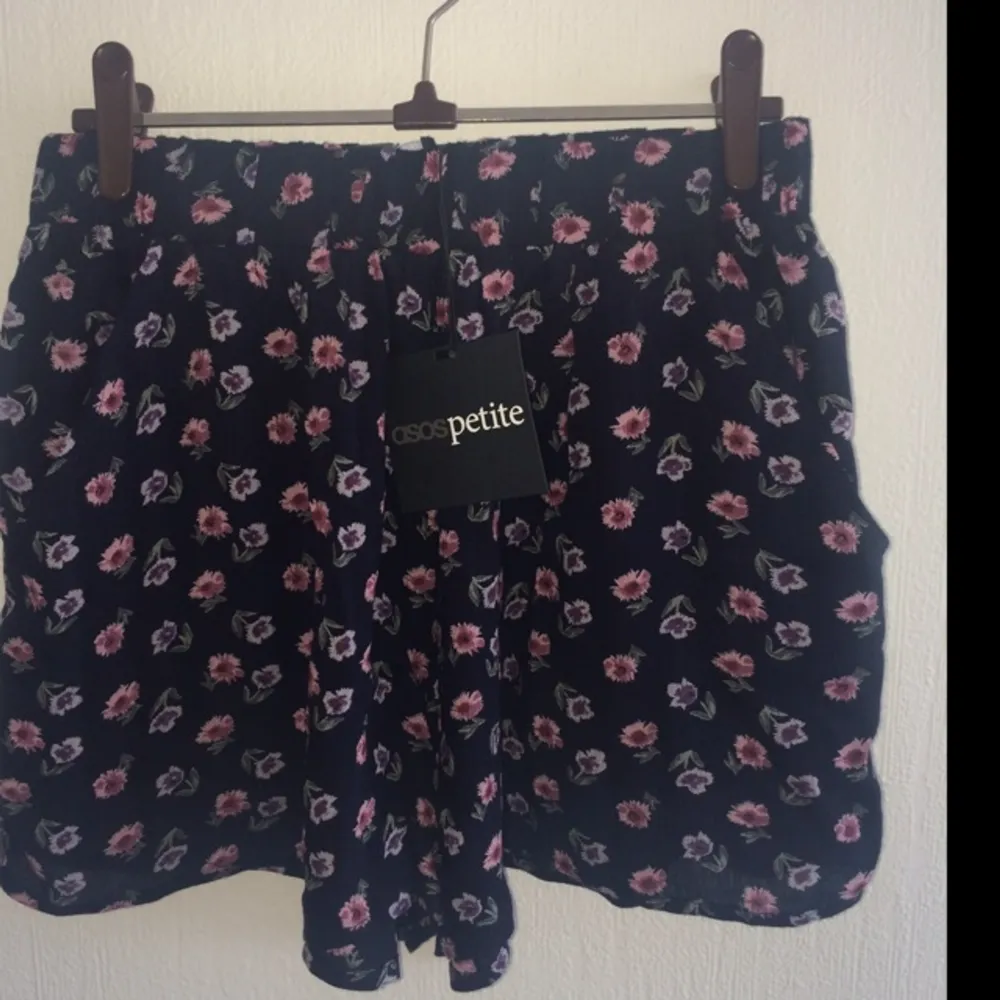 Supersöta blommiga short från asos. Säljs tyvärr pga fel stl vid köp så aldrig använda🌸. Övrigt.