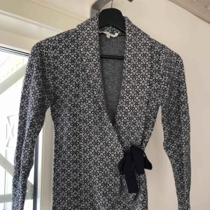  - Aldrig använd kofta/tröja med knyt. Marinblå och vit! 