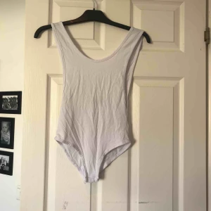  - En vit body från boohoo, jätte skönt material men för liten för mig. Aldrig använd, kan mötas upp i Uppsala eller skicka men köparen står för frakten:)
