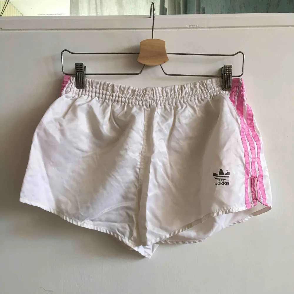 Retro Adidas shorts. Saknar medjesnöre. Storlek något oklar men skulle tro att det är en medium.  . Shorts.