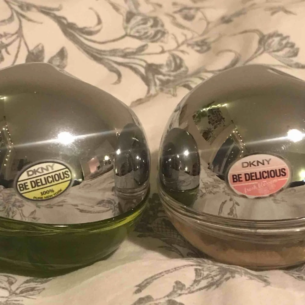 Två parfymer från DKNY i serien Be Delicious. Självklart äkta men tyvärr inte längre min doft men lite mer än hälften kvar i flaskorna (se bild 3). Möts upp i stockholm eller fraktar mot köparens bekostnad (38kr). Övrigt.
