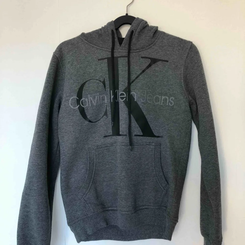 Calvin Klein hoodie i small✨inte äkta! Använd bara 1 gång✨säljer pga Fick som present och den är lite för liten för mig!. Hoodies.