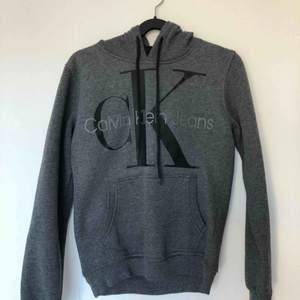 Calvin Klein hoodie i small✨inte äkta! Använd bara 1 gång✨säljer pga Fick som present och den är lite för liten för mig!