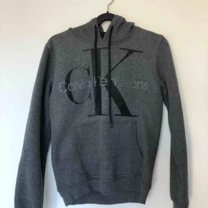  - Calvin Klein hoodie i small✨inte äkta! Använd bara 1 gång✨säljer pga Fick som present och den är lite för liten för mig!