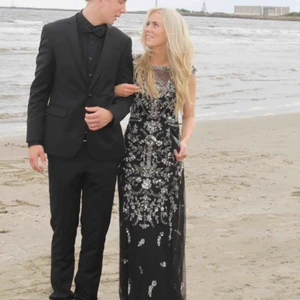  - Säljer min fina balklänning som blivit hängandes i 4 år nu, alltså bara använd en gång och den sitter så himla fint på. 