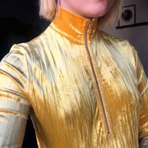  - Riktigt cool Samsøe gul velvet turtleneck med half zip. 