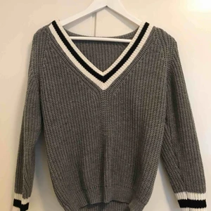  - Stickat cardigan från Newyorker. Köpte för ett tag sen men aldrig använt!! Storlek 34. 