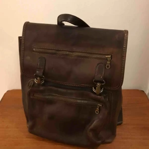  - Mycket fin ryggsäck i skinn, den ser nästan ny ut, men har vintage look. Den är inköpt på Granit tror jag för runt 900:- 100:- eller bud! Först till kvarn! Hämtas i Enskededalen eller kan lämnas eller mötas i Söderort. 