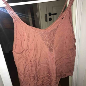  - Rosa linne från rut&circle med spets i mitten! Är tyvärr inte struken men självklart ser den bättre ut då!:)