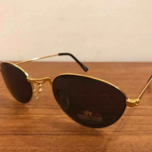  - Nya solglasögon från 80-90 talet. Finns 12 par och säljes för 10:- plus 9:- i frakt=19:- 