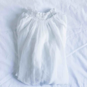  - Vackert plisserat linne med hög krage. Välanvänd och säljer för att jag hittade en liknande i garderoben, tunt tyg i flera lager för en luftig och romantisk look