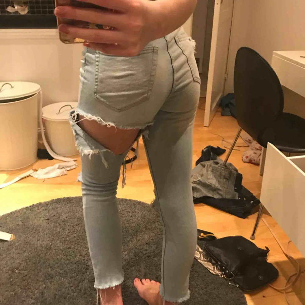 Super sköna och snygga högmidjade jeans från Gina! Supersnygga slitningar och i bra skick!. Jeans & Byxor.