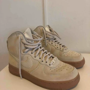  - Säljer mina beiga Nike air force, använda några gånger men är väldigt fräscha ändå! Frakten ingår :) 
