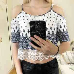  - Festlig topp som bara använts en gång. Bra skick och fin modell. Passar XS-M. 