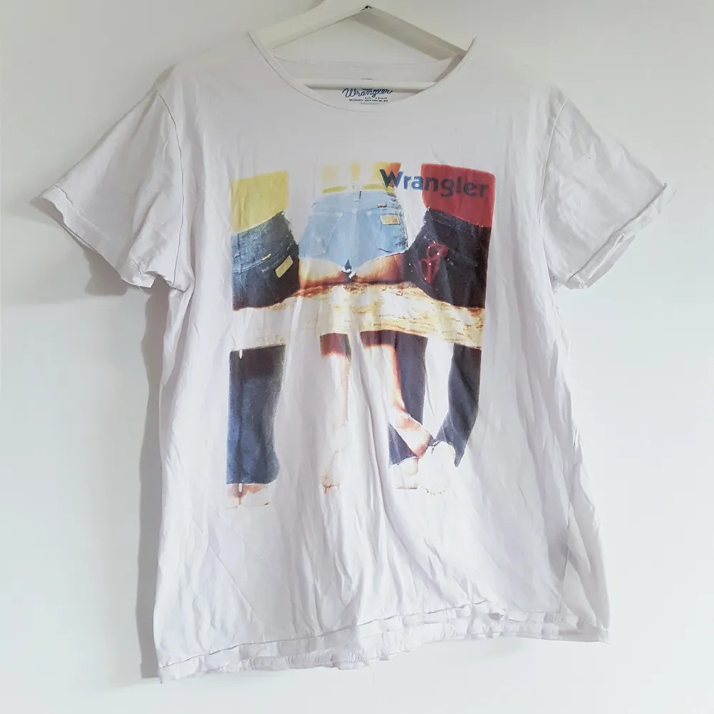 Superfin Wrangler T-shirt med en snyggt sliten look (ska vara så, alltså ej tvättpåverkad). . T-shirts.