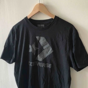  - Converse T-shirt. Trevligt använt skick. Kan hämtas i Uppsala eller skickas för 39