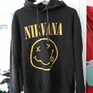  - Säljer denna coola tröja. Den är köpt på killavdelningen så den är ganska oversized. Köparen står för frakten men jah kan mötas upp i Kalmar området. Hör av dig om du är intresserad eller har frågor!! :D